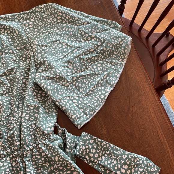 Green and cream vneck top size medium runs small NEW without tags - Picture 5 of 8